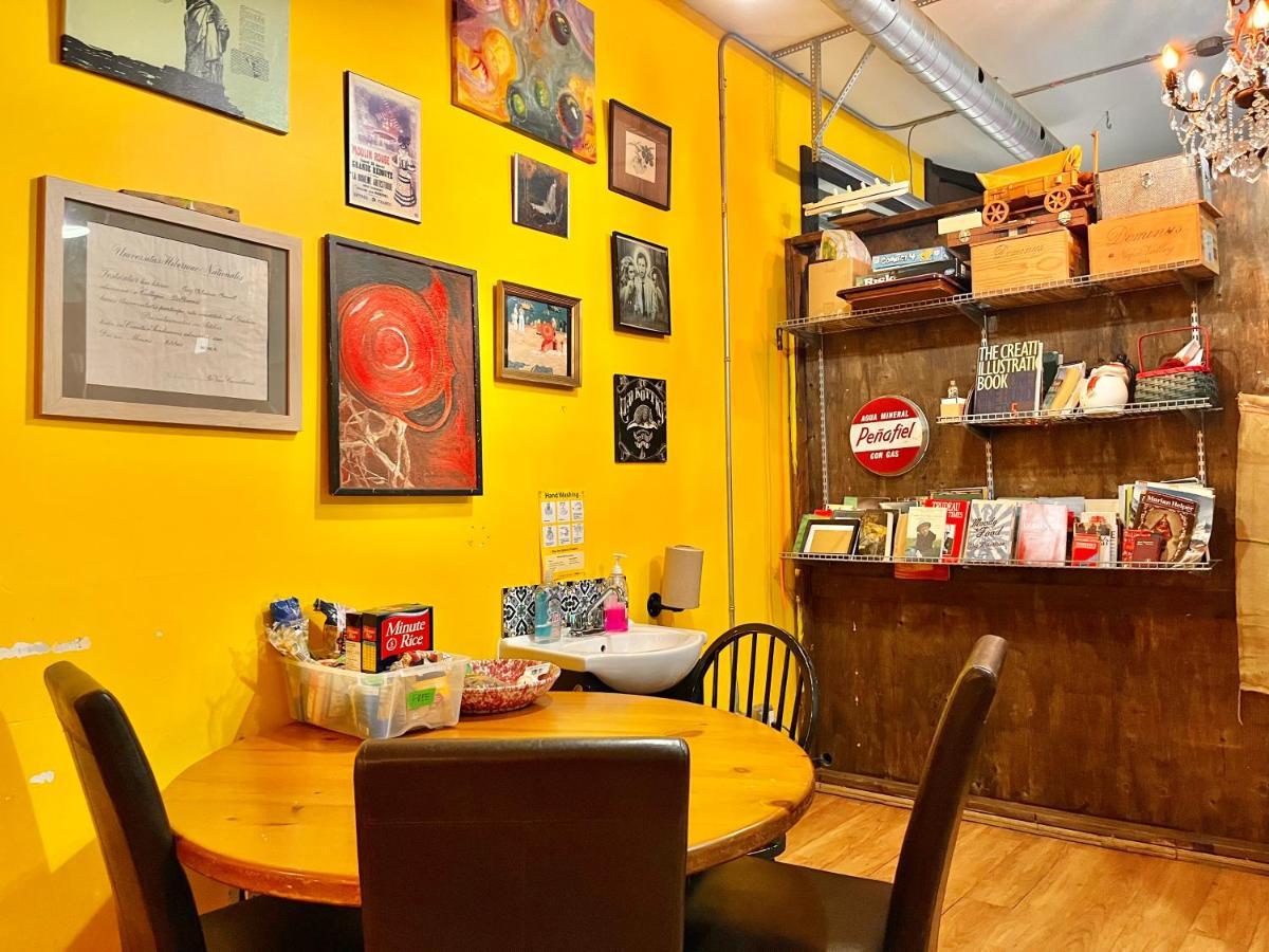 The Only Backpacker'S Inn (Adults Only) Торонто Экстерьер фото
