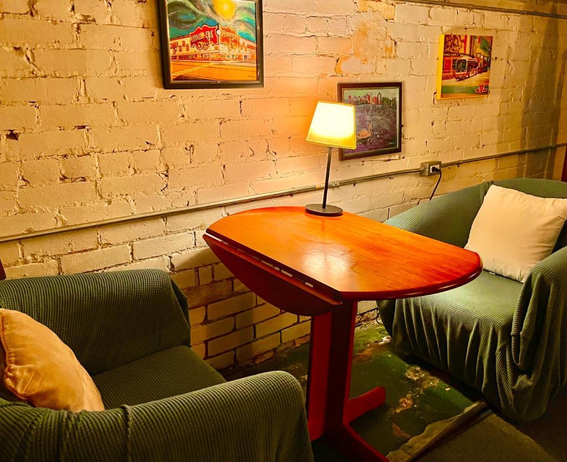 The Only Backpacker'S Inn (Adults Only) Торонто Экстерьер фото