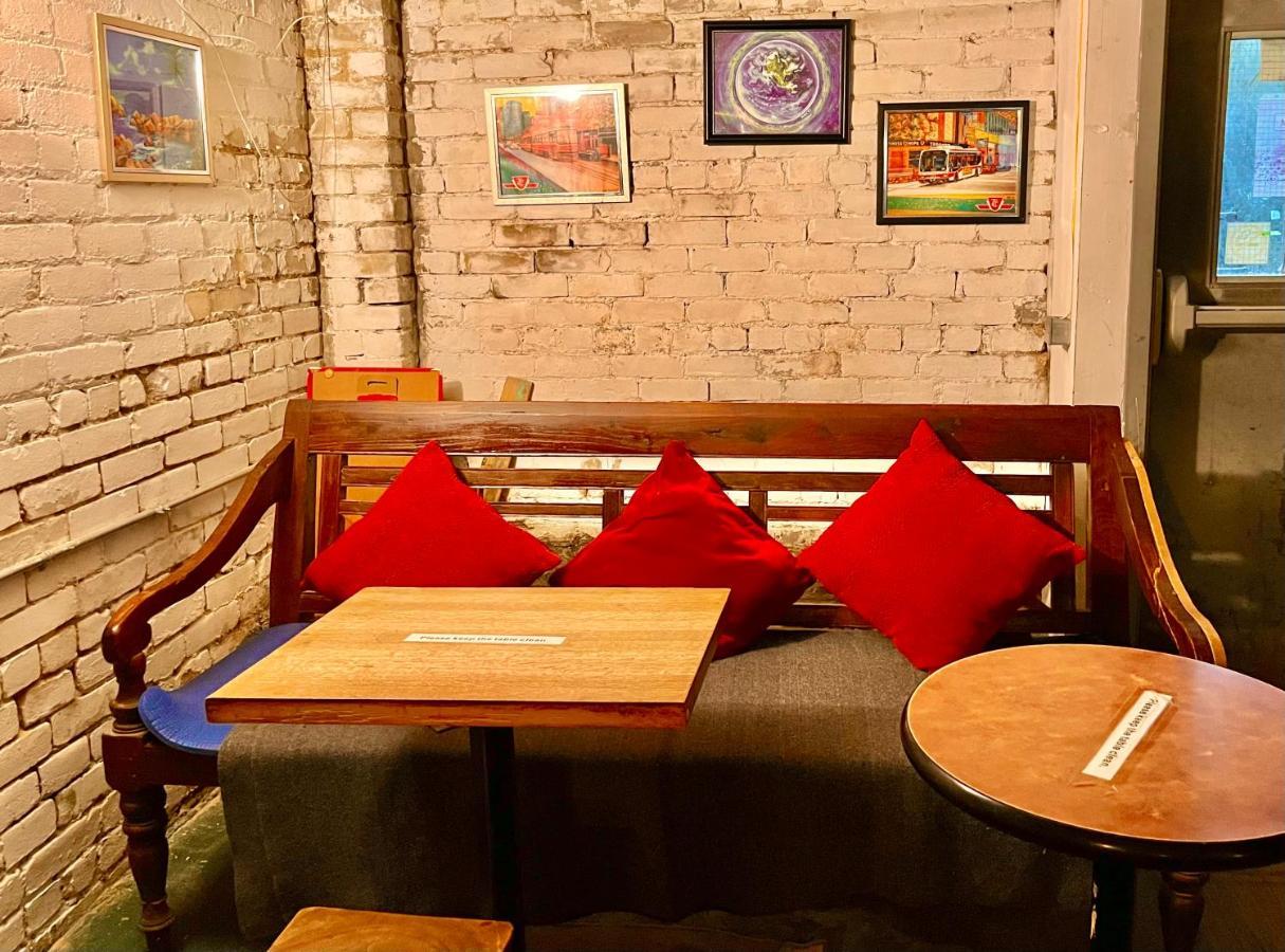 The Only Backpacker'S Inn (Adults Only) Торонто Экстерьер фото