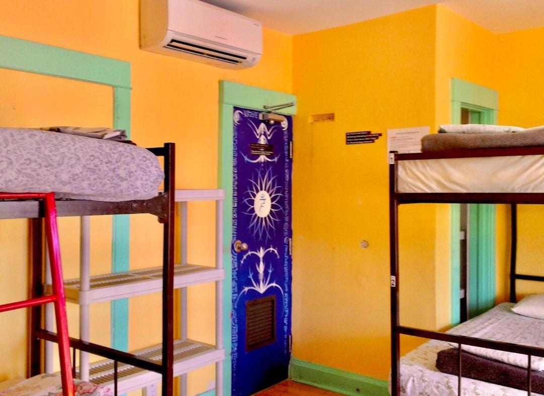 The Only Backpacker'S Inn (Adults Only) Торонто Экстерьер фото