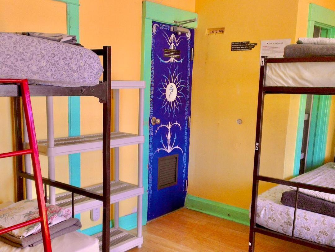 The Only Backpacker'S Inn (Adults Only) Торонто Экстерьер фото