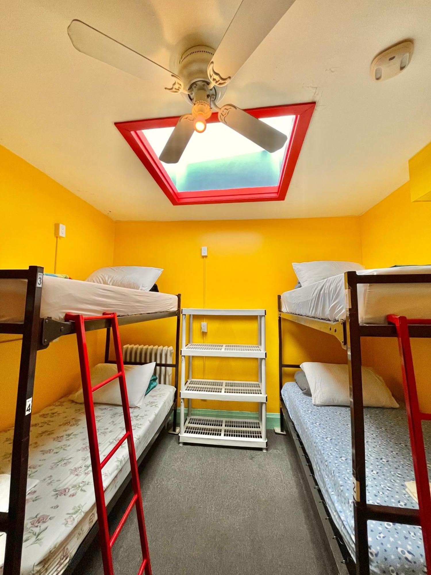 The Only Backpacker'S Inn (Adults Only) Торонто Экстерьер фото