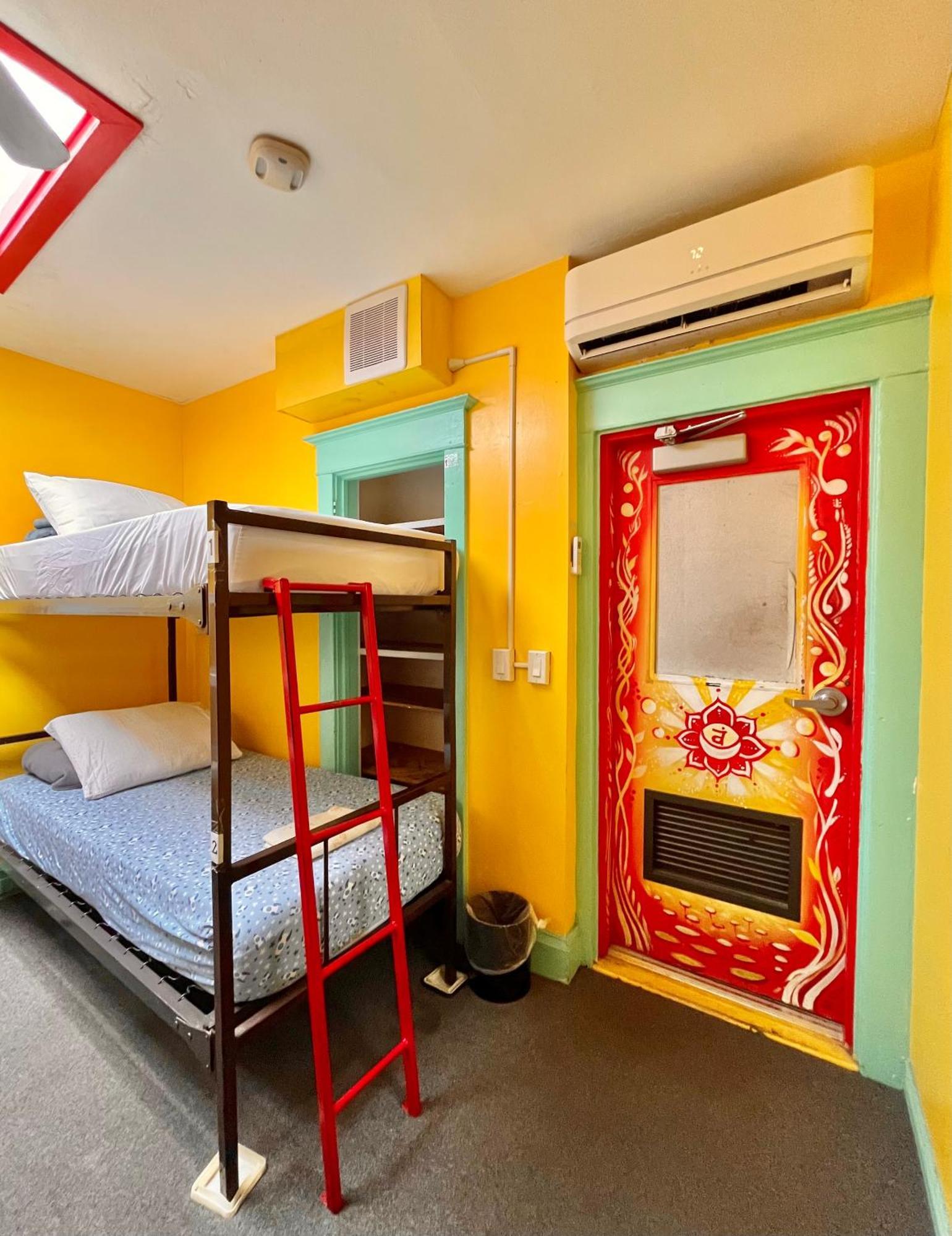 The Only Backpacker'S Inn (Adults Only) Торонто Экстерьер фото