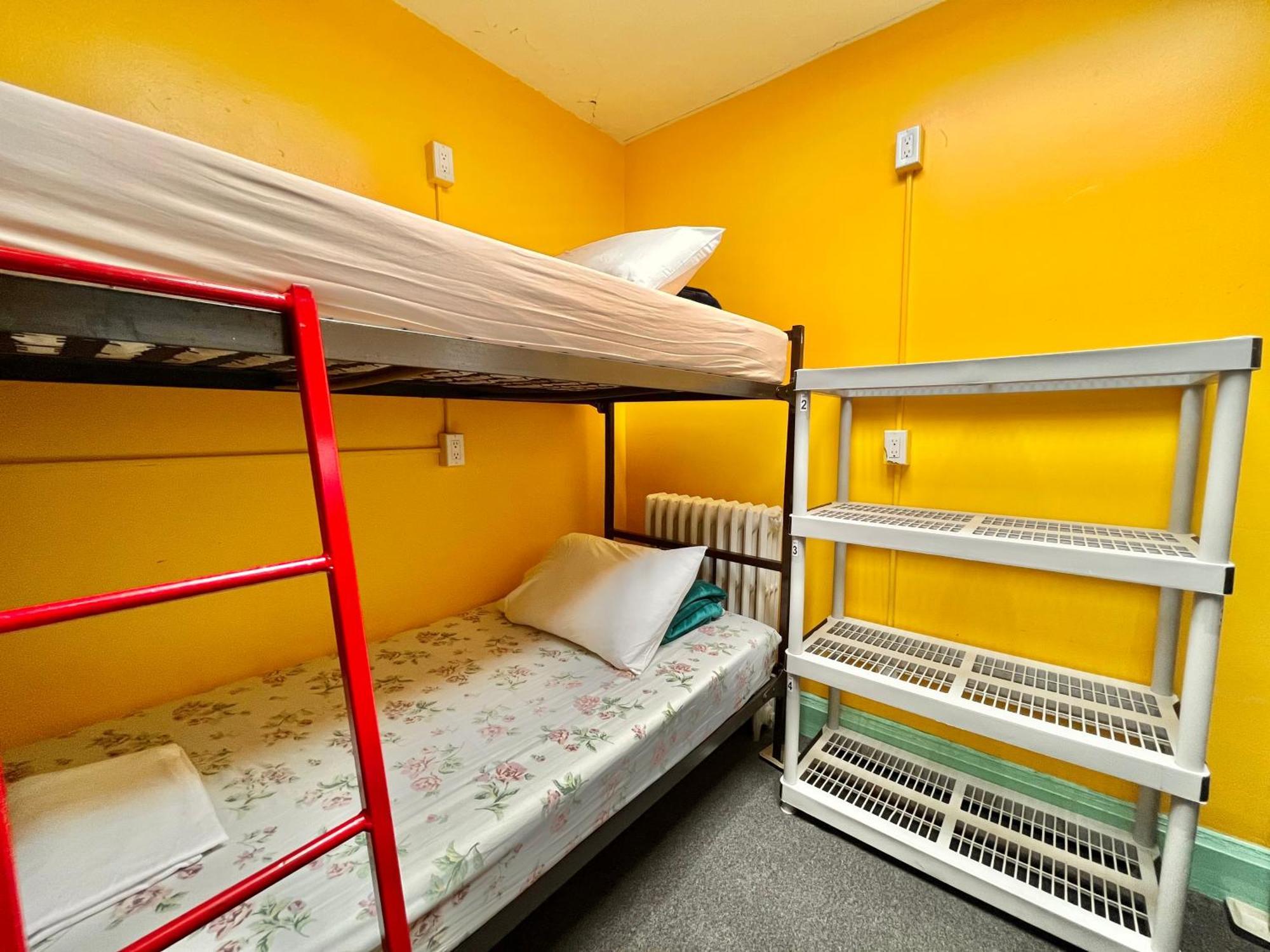 The Only Backpacker'S Inn (Adults Only) Торонто Экстерьер фото