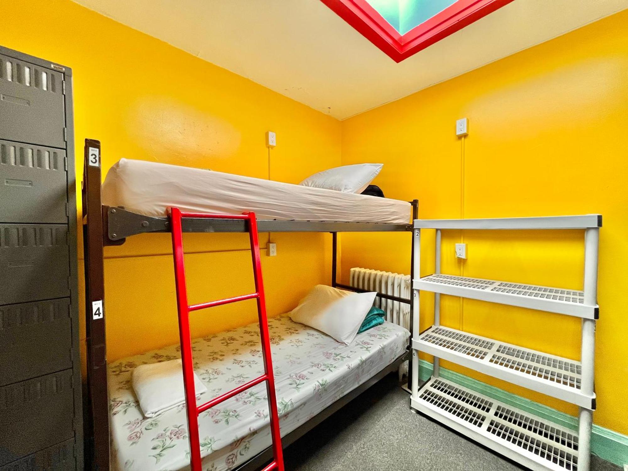 The Only Backpacker'S Inn (Adults Only) Торонто Экстерьер фото