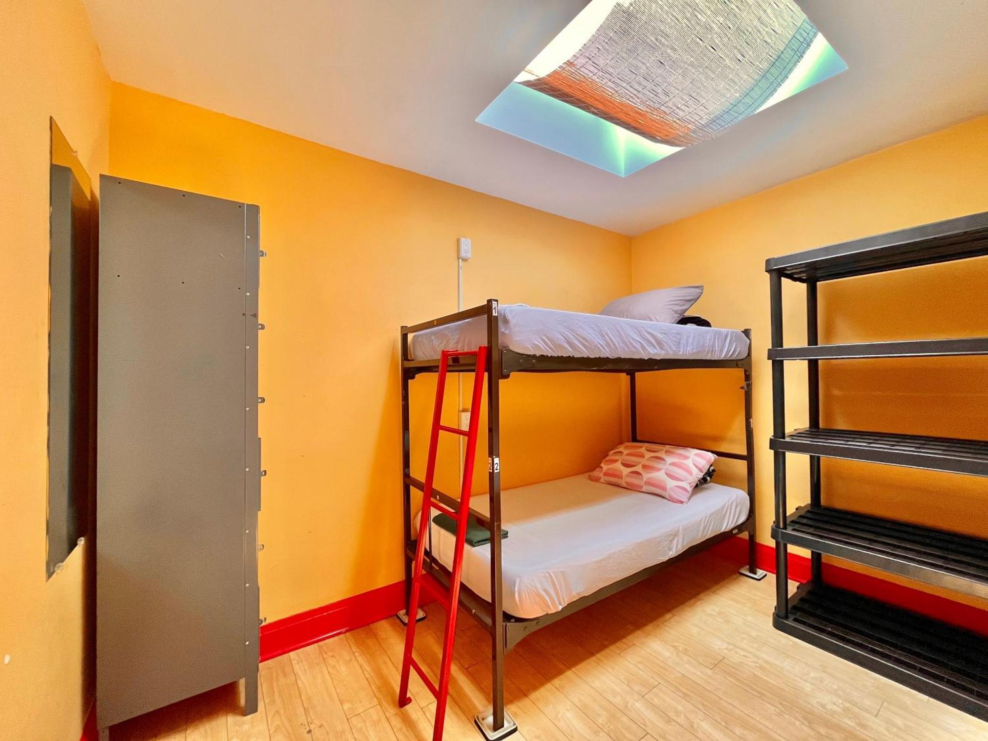 The Only Backpacker'S Inn (Adults Only) Торонто Экстерьер фото