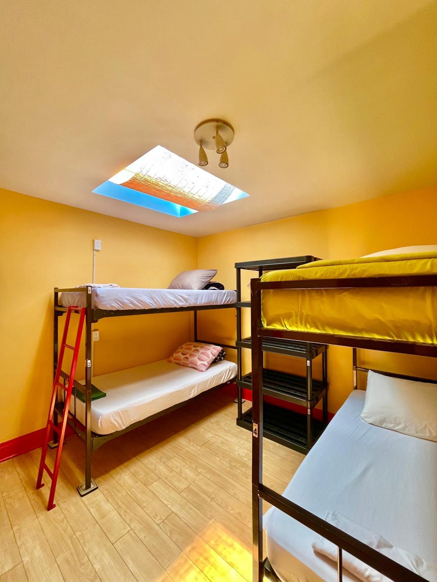 The Only Backpacker'S Inn (Adults Only) Торонто Экстерьер фото