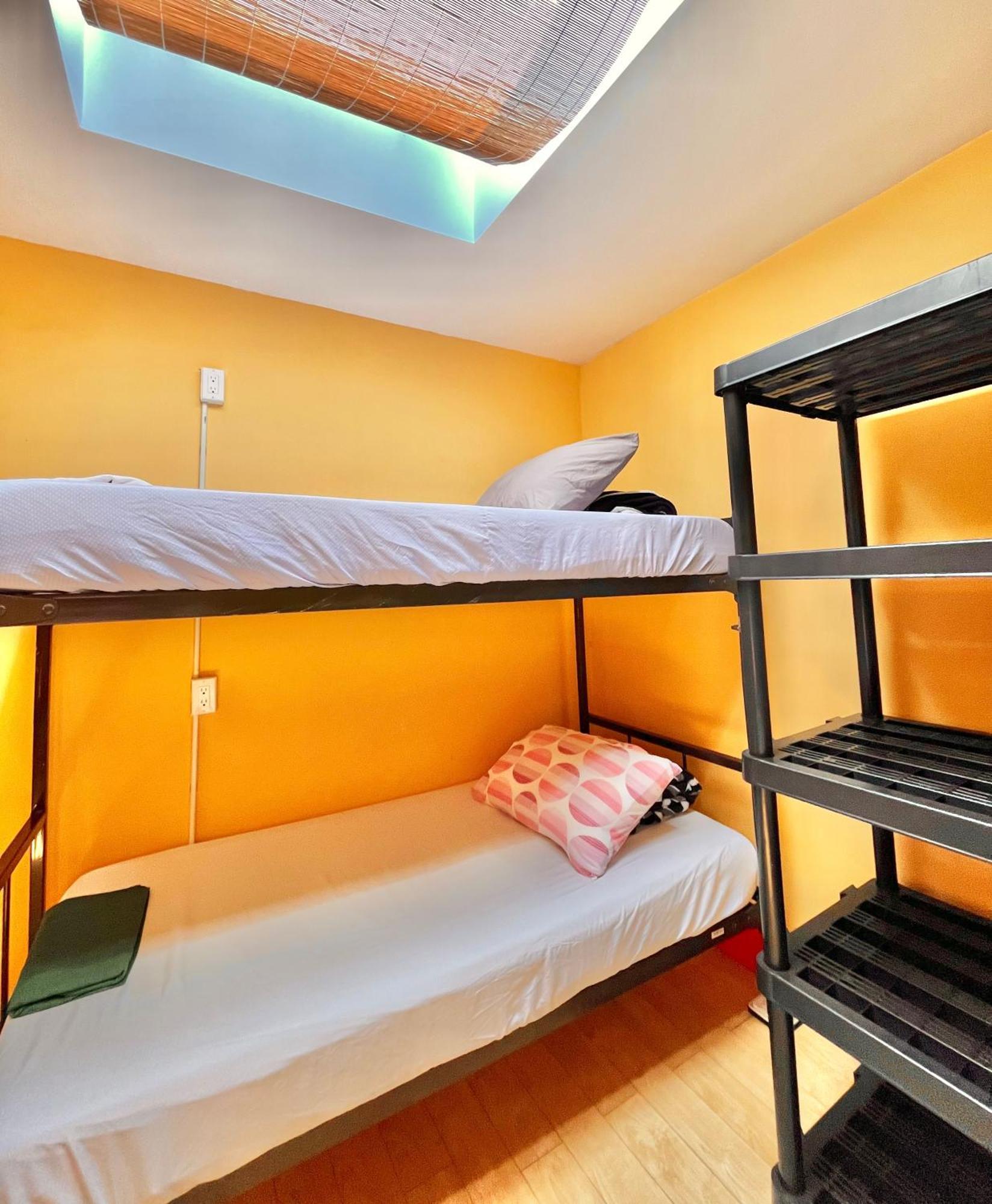 The Only Backpacker'S Inn (Adults Only) Торонто Экстерьер фото
