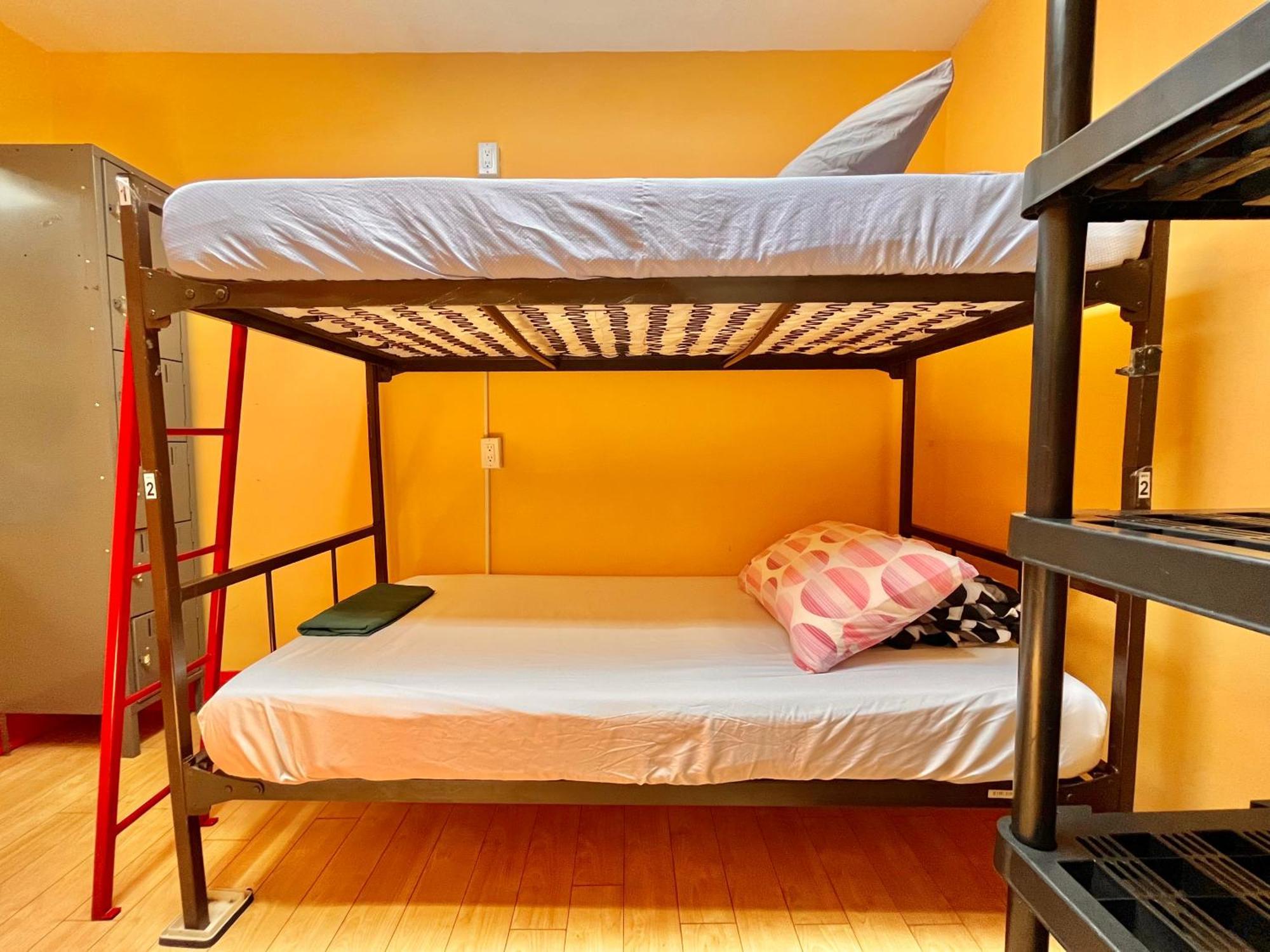 The Only Backpacker'S Inn (Adults Only) Торонто Экстерьер фото